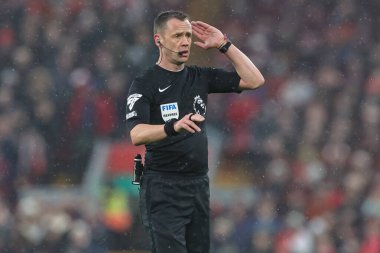Hakem Stuart Attwell Premier Lig maçı sırasında Liverpool Fulham 'a karşı Anfield, Liverpool, İngiltere, 3 Aralık 2023