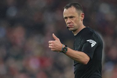 Hakem Stuart Attwell, Anfield, Liverpool, İngiltere 'de oynanan Liverpool-Fulham maçında 3 Aralık 2023' te işaret verdi.