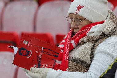 Bir Liverpool taraftarı, Liverpool 'un 3 Aralık 2023' te Anfield, Liverpool 'da Fulham' a karşı oynadığı Premier League maçı öncesinde maç programını okuyor.