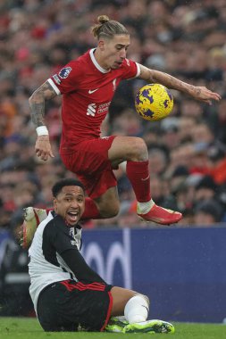 Fulham 'dan Kenny Tete # 2 Premier Lig maçında Liverpool' dan Kostas Tsimikas # 21 'i yendi Anfield, Liverpool, İngiltere, 3 Aralık 2023' te Fulham 'a karşı