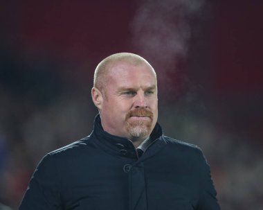 Everton 'ın Sean Dyche teknik direktörü Premier Lig maçı sırasında Nottingham Forest, Everton' a karşı City Ground, Nottingham, İngiltere 'de 2 Aralık 2023' te seyrediyor.