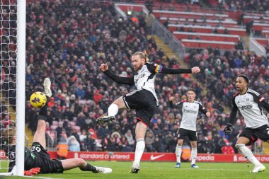 Fulham 'dan Tim Ream # 13, Premier League maçında 2-3' lük skorla gol attı ama Liverpool Fulham 'a karşı Anfield, Liverpool, İngiltere' de 3 Aralık 2023 'te oynanan maçta ofsaytta hükmedildi.