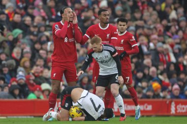 Liverpool 'dan Virgil van Dijk # 4, Anfield, Liverpool, İngiltere, 3 Aralık 2023' te oynanan Premier Lig karşılaşmasında Stuart Attwell 'in kararına tepki gösterdi.