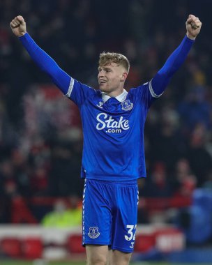 Everton 'dan Jarrad Branthwaite # 32 Premier League maçı sırasında Nottingham Forest Everton' a karşı City Ground, Nottingham, İngiltere 'de 2 Aralık 2023' te oynanan gezici taraftarlarıyla üç puanı kutluyor.