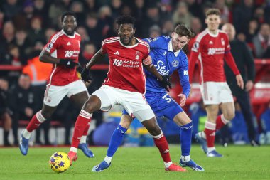 Nottingham Ormanı 'ndan İbrahim Sangar # 6, Everton Premier Ligi maçı Nottingham Forest Everton' a karşı 2 Aralık 2023 'te oynanan City Ground, Nottingham, İngiltere maçında Everton' dan James Garner # 37 'yi durdurdu.