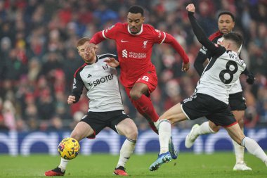 Liverpool 'dan Ryan Gravenberch # 38 Fulham' dan Harrison Reed # 6 ve Fulham 'dan Harry Wilson # 8 Premier League maçı sırasında Liverpool Fulham' a karşı Anfield, Liverpool, Birleşik Krallık, 3 Aralık 2023 'te atlıyor.