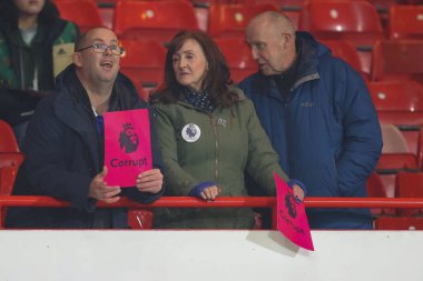 Everton taraftarları Premier Lig maçında Nottingham Forest 'ın Everton' a karşı oynadığı City Ground, Nottingham, 2 Aralık 2023 'te Premier League' i protesto eden pankartlar taşıyorlar.