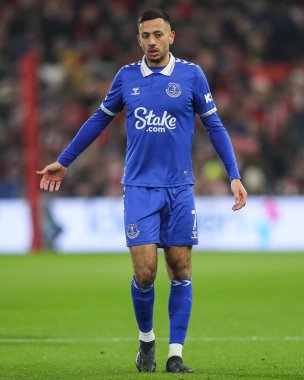 Everton 'dan Dwight McNeil 2 Aralık 2023' te Nottingham Forest, Everton 'a karşı oynadığı Premier League maçında takımına talimat verir.