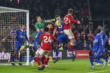 Everton 'dan Jordan Pickford # 1 Nottingham Forest maçında Nottingham Forest' in Everton 'a karşı oynadığı 2 Aralık 2023' te Nottingham Ormanı 'nın 22 numaralı Ryan Yates' i yumrukladı.