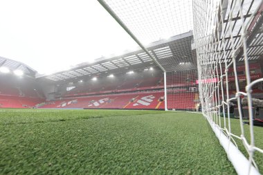 Anfield, Liverpool, İngiltere 'de 3 Aralık 2023' te oynanan Premier Lig maçında Liverpool Fulham 'a karşı oynayacağı sisli bir Anfield maçının genel görünümü.