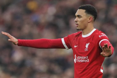 Liverpool 'dan Trent Alexander-Arnold 3 Aralık 2023' te Liverpool, Liverpool 'da Fulham' a karşı oynanan Premier Lig maçında takım arkadaşlarına talimat verir.