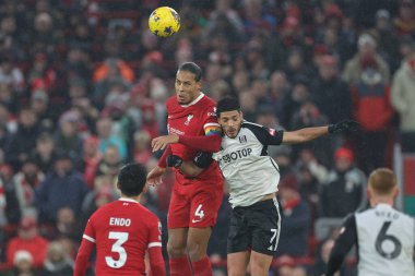 Liverpool 'dan Virgil van Dijk # 4 ve Fulham' dan Ral Jimnez # 7 Premier Lig maçında Liverpool Fulham 'a karşı Anfield, Liverpool, İngiltere' de 3 Aralık 2023 'te oynanan maçta top için mücadele etti.