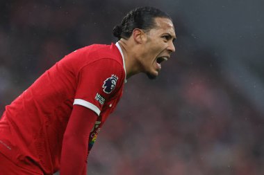 Liverpool 'dan Virgil van Dijk # 4 Premier League maçında takım arkadaşlarına Liverpool Fulham' a karşı Anfield, Liverpool, İngiltere 'de 3 Aralık 2023' te oynanan maçta talimat verir.