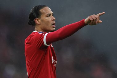 Liverpool 'dan Virgil van Dijk # 4 Premier League maçında takım arkadaşlarına Liverpool Fulham' a karşı Anfield, Liverpool, İngiltere 'de 3 Aralık 2023' te oynanan maçta talimat verir.