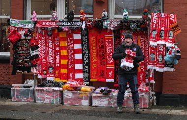 Premier Lig maçında Liverpool Fulham 'a karşı Anfield, Liverpool, İngiltere' de 3 Aralık 2023 'te oynanan Liverpool maçında hatıra eşyaları satan bir tezgahtar.
