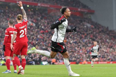 Fulham 'dan Kenny Tete 3 Aralık 2023' te Liverpool, Liverpool, Liverpool 'da oynanan Premier League maçında 2-2' lik galibiyet golünü kutluyor.