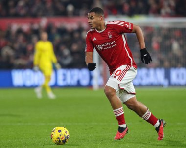 Nottingham Ormanı 'ndan Murillo # 40 Premier League maçı sırasında topla birlikte Nottingham Forest Everton' a karşı City Ground, Nottingham, 2 Aralık 2023