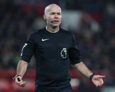 Hakem Paul Tierney Premier Lig maçında bileğinde dantelle Rainbow Laces 'i destekliyor Nottingham Forest Everton' a karşı City Ground, Nottingham, İngiltere, 2 Aralık 2023