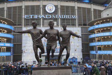 Etihad 'ın önündeki yeni Trinity heykeli Premier League maçı öncesinde Manchester City ile Tottenham Hotspur arasında Etihad Stadyumu, Manchester, İngiltere' de 3 Aralık 2023 'te oynanacak.
