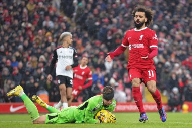Fulham 'dan Bernd Leno # 17 Liverpool Premier Lig maçında Mohamed Salah # 11' i yendi Liverpool Fulham 'a karşı Anfield, Liverpool, İngiltere, 3 Aralık 2023