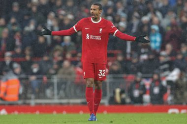 Liverpool 'dan Joel Matip # 32 Anfield, Liverpool, İngiltere' de oynanan Liverpool maçında tepki gösterdi.
