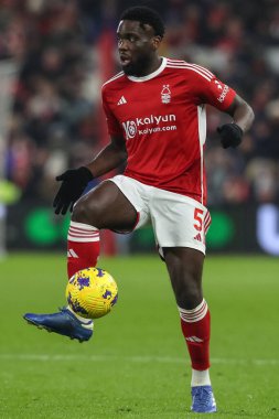 Nottingham Ormanı 'ndan Orel Mangala # 5 Premier League maçında topu kontrol ediyor Nottingham Forest Everton' a karşı City Ground, Nottingham, İngiltere, 2 Aralık 2023