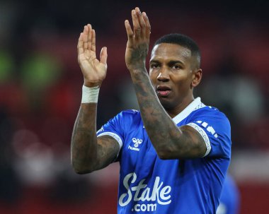 Everton 'dan Ashley Young # 18 Premier League maçında Nottingham Forest, Everton' a karşı City Ground, Nottingham, İngiltere 'de 2 Aralık 2023' te oynanan gezici taraftarlarıyla üç puanı kutluyor.