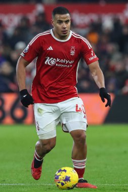 Nottingham Ormanı 'ndan Murillo # 40 Premier League maçı sırasında topla birlikte Nottingham Forest Everton' a karşı City Ground, Nottingham, 2 Aralık 2023