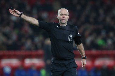Hakem Paul Tierney Premier Lig maçında Nottingham Forest, Everton 'a karşı City Ground, Nottingham, İngiltere' de 2 Aralık 2023 'te faul yaptı.