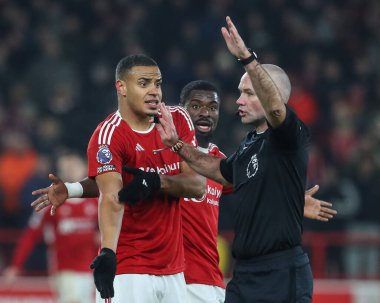 Nottingham Ormanı 'ndan Murillo # 40 Premier League maçı sırasında Nottingham Everton' a karşı City Ground, Nottingham, İngiltere, 2 Aralık 2023 'te oynanan Everton maçında Everton' da hakem Paul Tierney 'den el topu istedi.