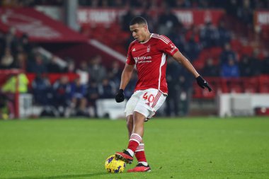 Nottingham Ormanı 'ndan Murillo # 40 Premier League maçı sırasında topla birlikte Nottingham Forest Everton' a karşı City Ground, Nottingham, 2 Aralık 2023