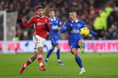 Vitaliy Mykolenko # 19 Everton Premier League maçında Nottingham Forest 'ın Nottingham' a karşı Everton 'a karşı oynadığı 2 Aralık 2023' te Nottingham Ormanı 'nın Morgan Gibbs-White # 10' u baskı altında pas attı.