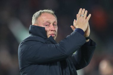 Nottingham Forest teknik direktörü Steve Cooper, İngiltere 'nin Nottingham şehrinde oynanan Premier League maçında Nottingham Forest' a karşı Everton maçında taraftarları alkışlıyor.