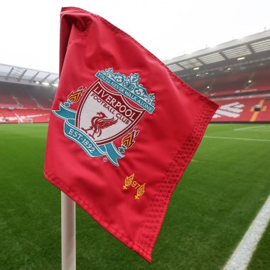 Premier Lig maçında Liverpool Fulham 'a karşı Anfield, Liverpool, İngiltere' de 3 Aralık 2023 'te yapılan sisli Anfield maçında Liverpool köşe bayrağı.