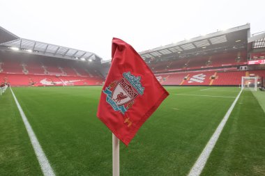 Premier Lig maçında Liverpool Fulham 'a karşı Anfield, Liverpool, İngiltere' de 3 Aralık 2023 'te yapılan sisli Anfield maçında Liverpool köşe bayrağı.