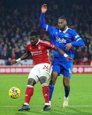 Nottingham Ormanı 'ndan Serge Aurier # 24 Premier League maçı sırasında Everton' dan Beto # 14 'ü durdurdu Nottingham Forest Everton' a karşı City Ground, Nottingham, İngiltere, 2 Aralık 2023