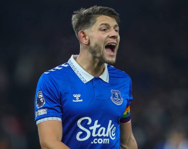 Everton 'dan James Tarkowski 2 Aralık 2023' te Nottingham Forest, Everton 'a karşı oynadığı Premier League maçında takımına talimat verir.