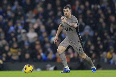 Tottenham Hotspur 'dan Pierre-Emile Hojbjerg # 5 Premier League maçı sırasında topu kontrol ediyor Manchester City - Tottenham Hotspur Etihad Stadyumu, Manchester, İngiltere, 3 Aralık 2023