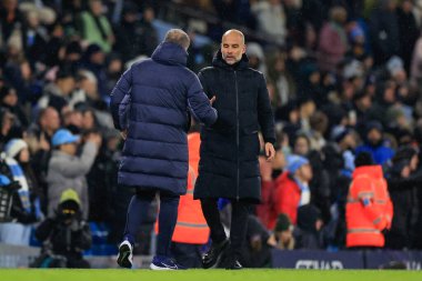 Ange Postecoglou Tottenham Hotspur Müdürü ve Manchester City 'nin Premier League maçının ardından Manchester City Tottenham Hotspur' a karşı 3 Aralık 2023 'te Etihad Stadyumu' nda el sıkıştı.