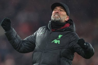 Liverpool teknik direktörü Jrgen Klopp, Liverpool 'un 3 Aralık 2023' te Liverpool Fulham 'a karşı oynadığı Premier League maçı sonrasında takımının kazanmasını kutluyor.