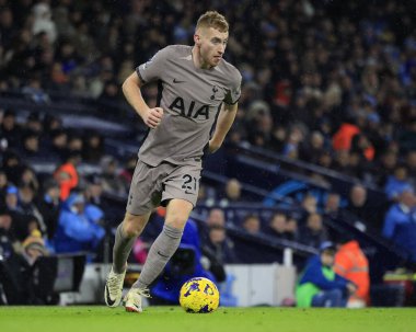 Tottenham Hotspur 'dan Dejan Kulusevski # 21 Premier League maçında topla koşuyor Manchester City - Tottenham Hotspur Etihad Stadyumu, Manchester, İngiltere, 3 Aralık 2023