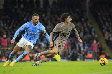 Tottenham Hotspur 'dan Bryan Gil # 11 Premier League maçında Manchester City - Tottenham Hotspur maçı sırasında Manchester City' den Kyle Walker # 2 'den kaçar. Etihad Stadyumu, Manchester, İngiltere, 3 Aralık 2023