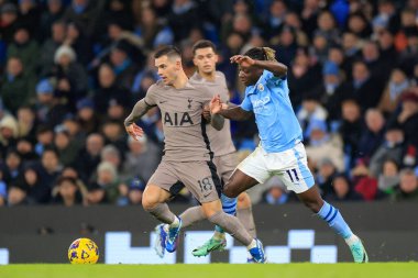 Tottenham Hotspur 'dan 18 numaralı Giovani Lo Celso, Manchester City ile Tottenham Hotspur arasındaki Premier League maçı sırasında Manchester City' den Jrmy Doku # 11 'i 3 Aralık 2023' te Etihad Stadyumu 'nda durdurdu.