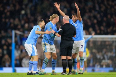 Manchester City 'den Rben Dias, Premier League maçında hakem Simon Hooper' a Etihad Stadyumu 'nda Tottenham Hotspur' a karşı 3 Aralık 2023 'te itiraz etti.