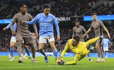 Tottenham Hotspur 'dan Guglielmo Vicario # 13 Premier League maçında Manchester City - Tottenham Hotspur maçında Bernardo Silva # 20' nin ayaklarından kurtardı.