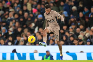 Tottenham Hotspur 'dan Emerson # 12 Premier League maçında pas veriyor Manchester City, Etihad Stadyumu' nda Tottenham Hotspur 'a karşı, 3 Aralık 2023