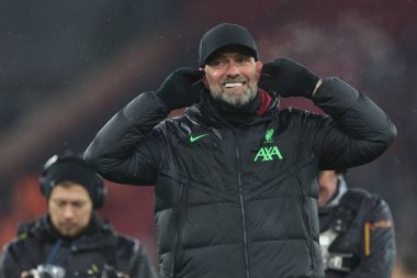 Liverpool teknik direktörü Jrgen Klopp, Liverpool 'un 3 Aralık 2023' te Liverpool Fulham 'a karşı oynadığı Premier League maçı sonrasında takımının kazanmasını kutluyor.