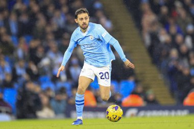 Manchester City 'den Bernardo Silva Premier Lig maçında topla koşuyor. Manchester City, Etihad Stadyumu' nda Tottenham Hotspur 'a karşı, 3 Aralık 2023