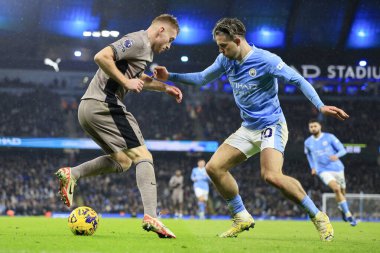 Tottenham Hotspur 'dan Dejan Kulusevski # 21 Premier League maçında Manchester City ile Tottenham Hotspur maçında Jack Grealish # 10 ile karşılaşır.