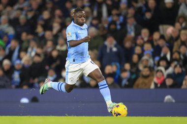 Manchester City 'den Jeremy Doku 3 Aralık 2023' te Etihad Stadyumu 'nda Manchester City Tottenham Hotspur' a karşı oynanan Premier League maçında topla koşuyor.